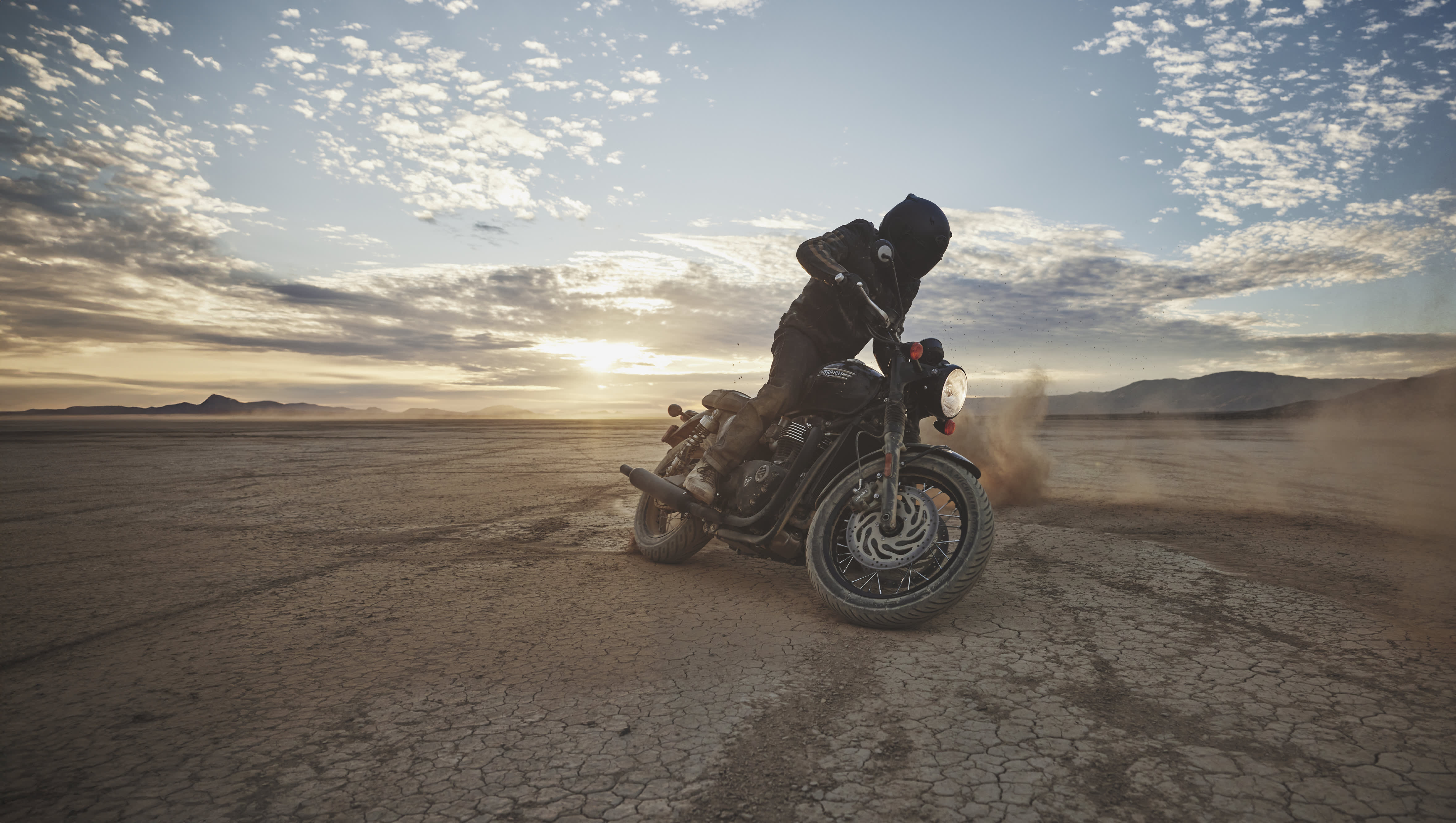 BONNEVILLE T120 BLACK MY24 6312 JP (1)